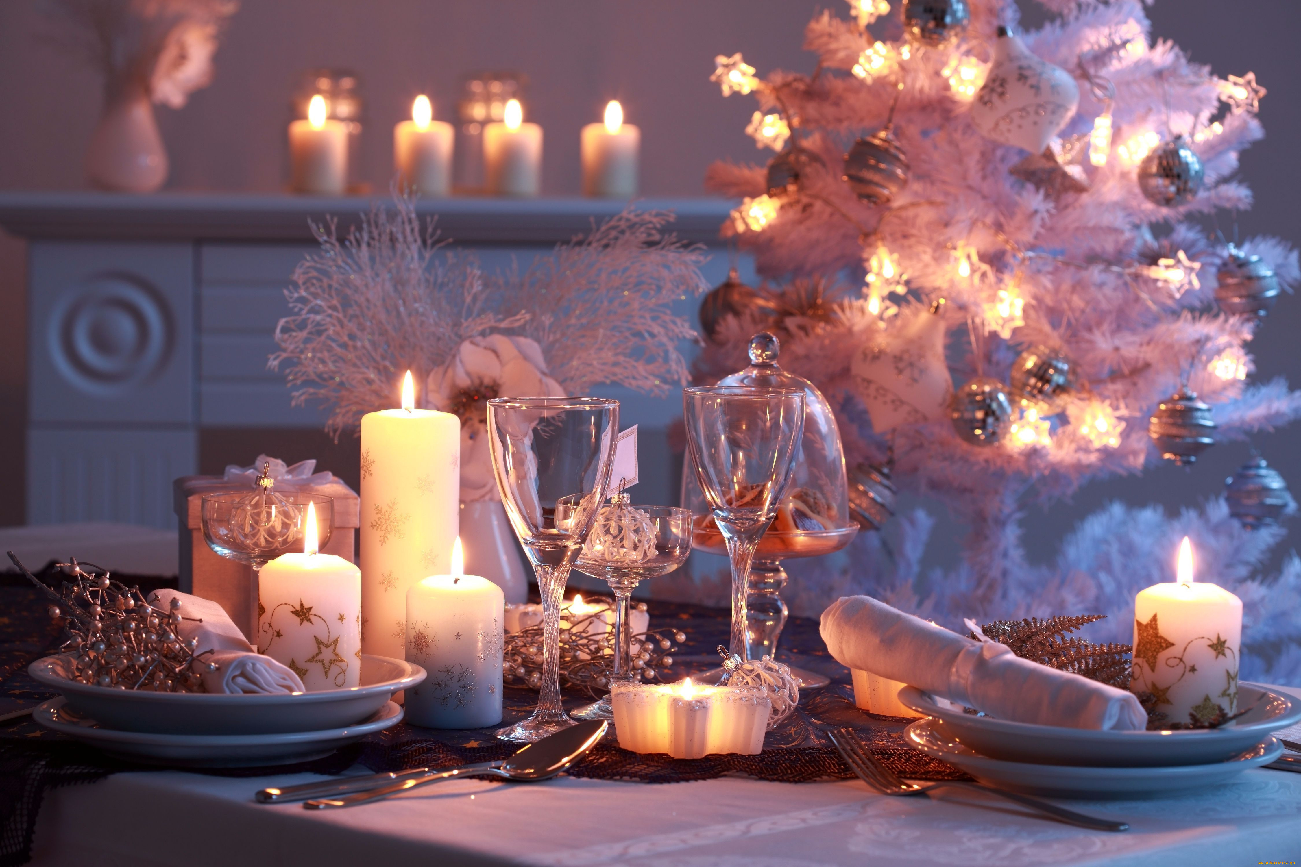 2 января вечером. Уютный новогодний стол. Уютный новый год. Новогодняя атмосфера. Новогодняя свеча.